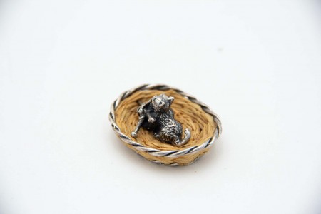 Miniatura de gato em prata deitado num cesto